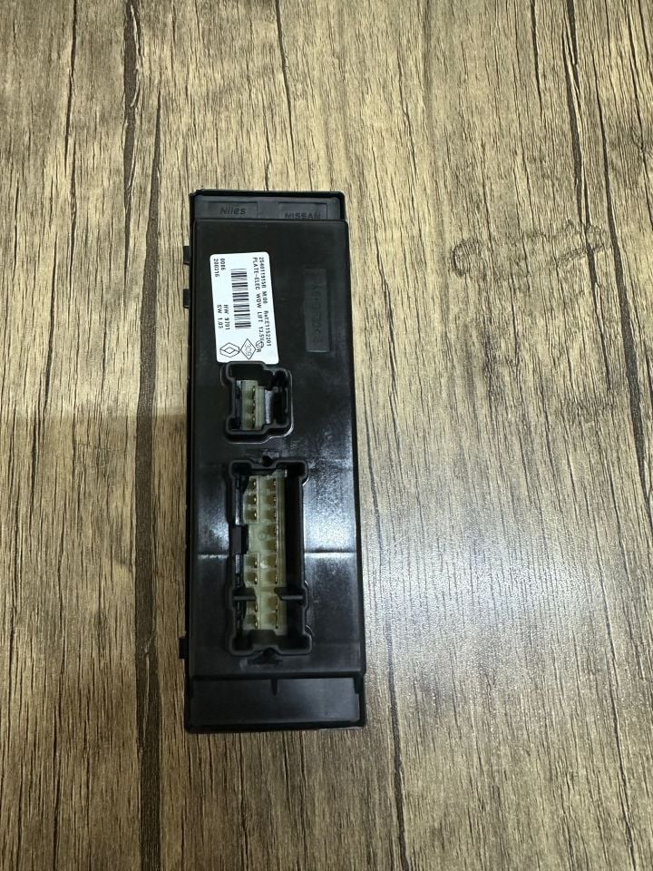 254011915R Renault Koleos 2 Ön Sol Cam Düğmesi Dörtlü 2018