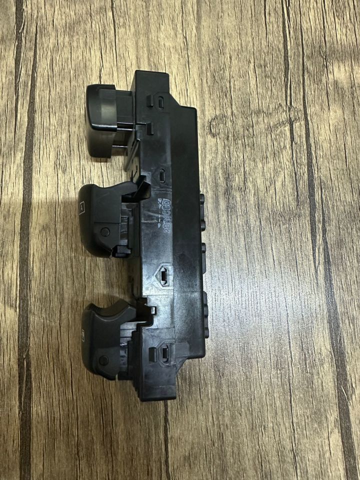 254011915R Renault Koleos 2 Ön Sol Cam Düğmesi Dörtlü 2018