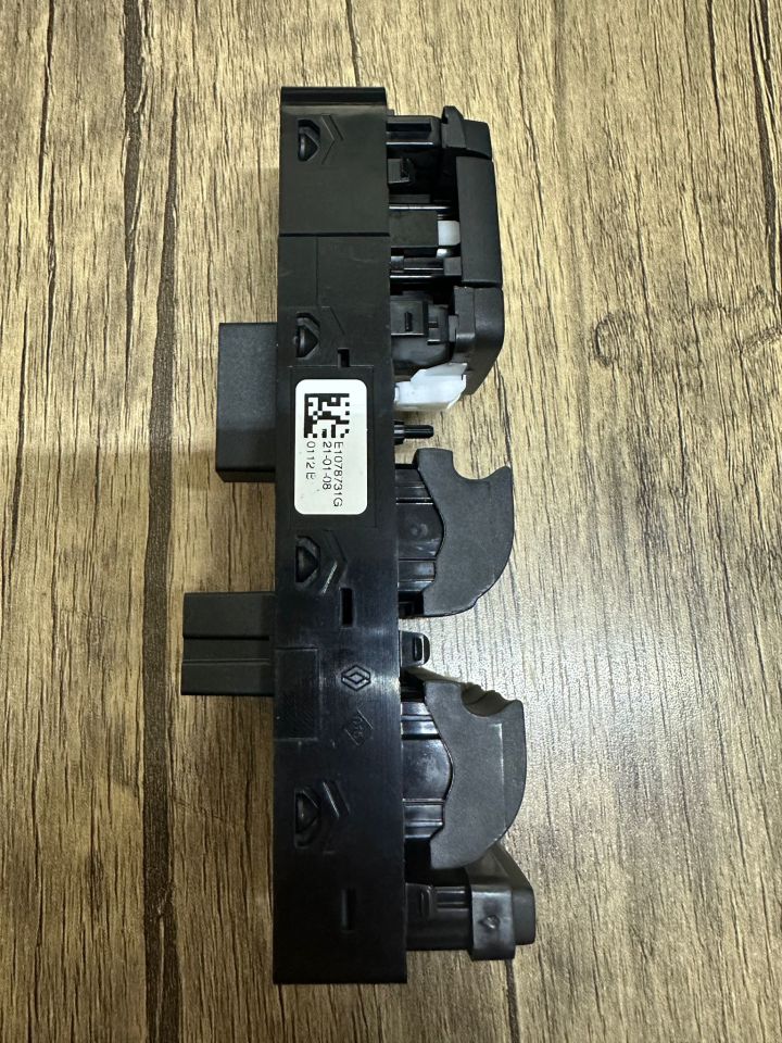 Renault Megane 4 - Talisman Ön Sol Cam Düğmesi 254011714R