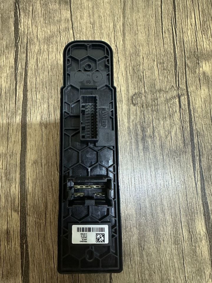 Renault Megane 4 - Talisman Ön Sol Cam Düğmesi 254011714R