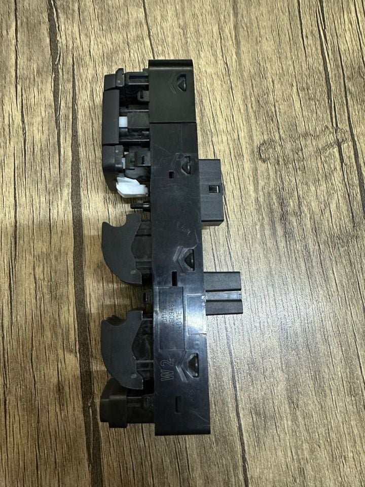 Renault Megane 4 - Talisman Ön Sol Cam Düğmesi 254011714R