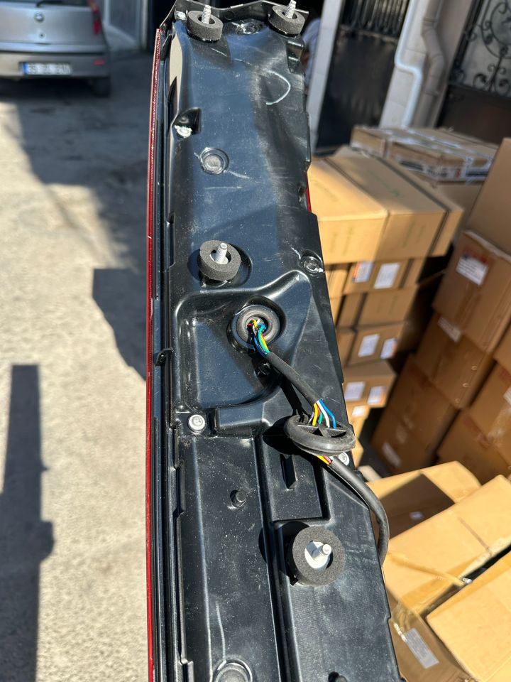 Skywell ET5 Arka ORTA Komple Stop Lambası 2021-2024 ORJINAL 0 !!