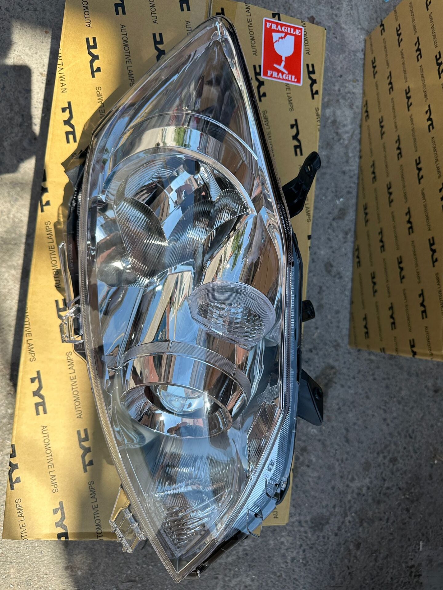 Toyota Auris Sağ Far Krom 2010-2012 TYC